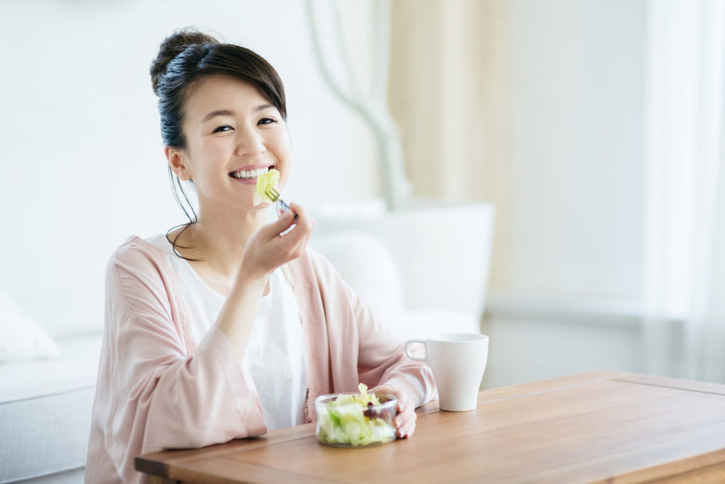 美肌に効果的な成分を含む食事をとる